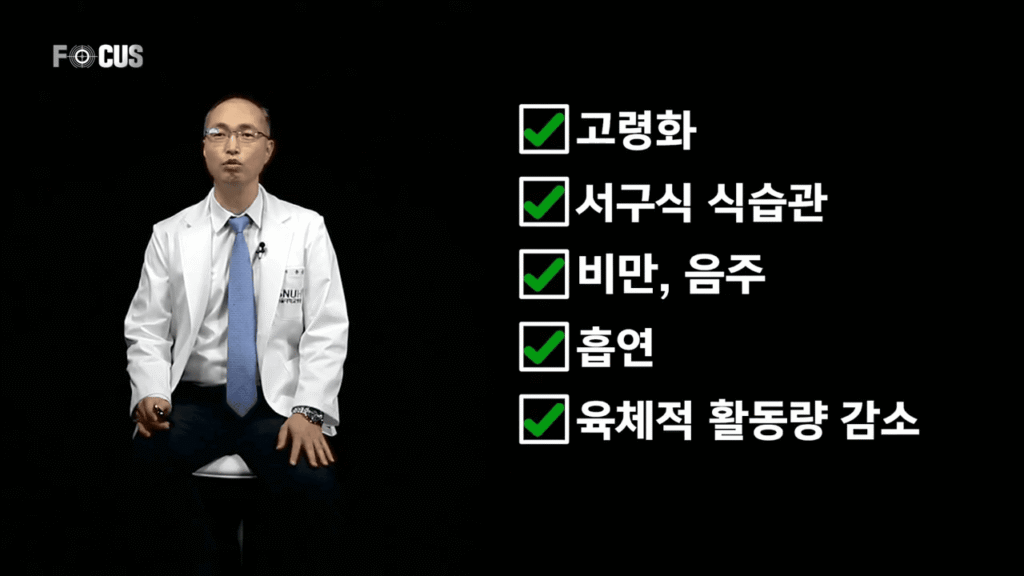 대장암 원인을 설명하는 의사선생님